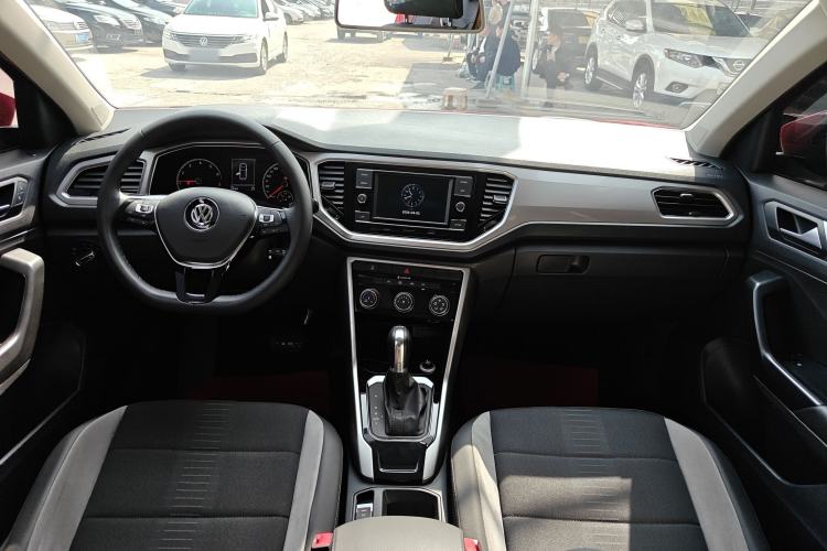 Used Volkswagen T-ROC 2019 230TSI DSG Two-Wheel-Drive Advanced Version China VI Standard Center Console