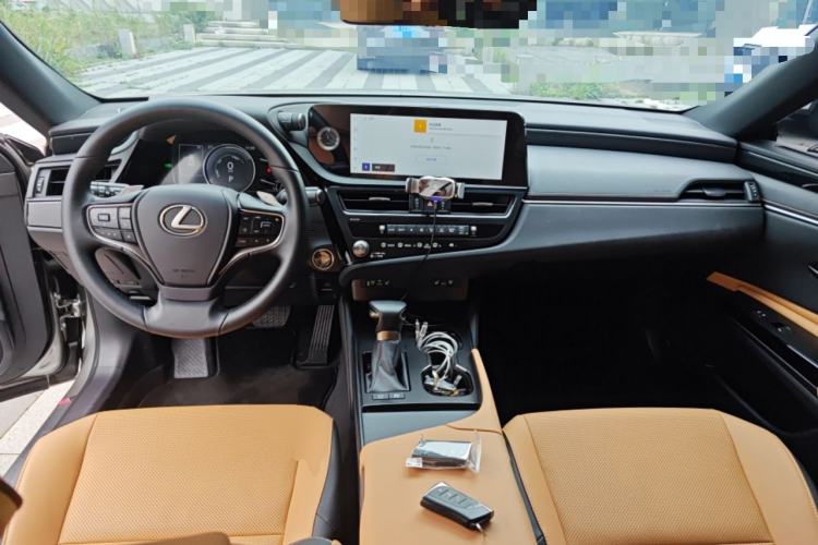 Used Lexus ES 2022 300h Deluxe Edition Center Console