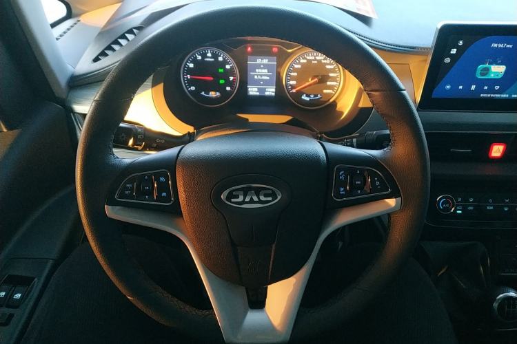 Used JAC Refine M3 2022 1.5T 7-Seater Standard Edition