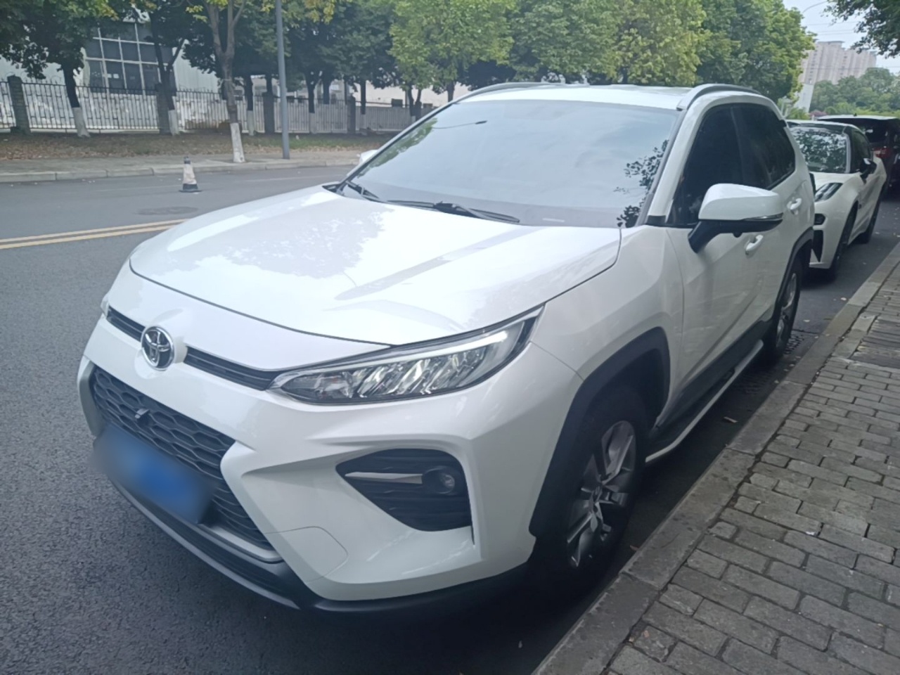 Под передней частью автомобиля