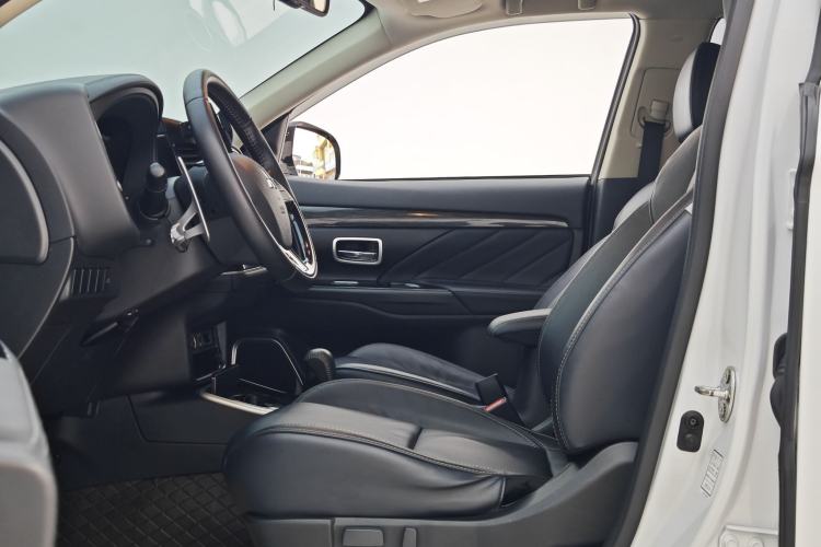 Used Mitsubishi Outlander 2019 2.4L 4x4 Zhi Xiang Edition 5 Seats China VI Standard
