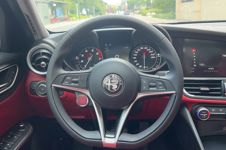 Used Alfa Romeo Giulia 2017 2.0T 200HP Luxury Edition

