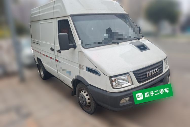 Used Iveco Daily 2021 2.5T V35 2-3 Seater Short Wheelbase Mid-Roof Design Dual Tires Manual Doors
