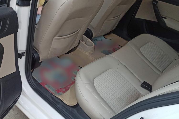 Used Skoda Rapid 2015 1.6L Automatic Smart Selection Model Interior 3