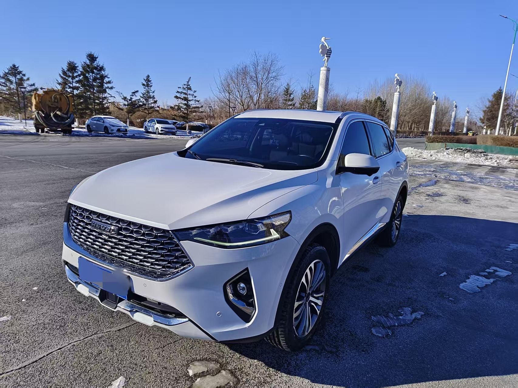 تحت مقدمة السيارة