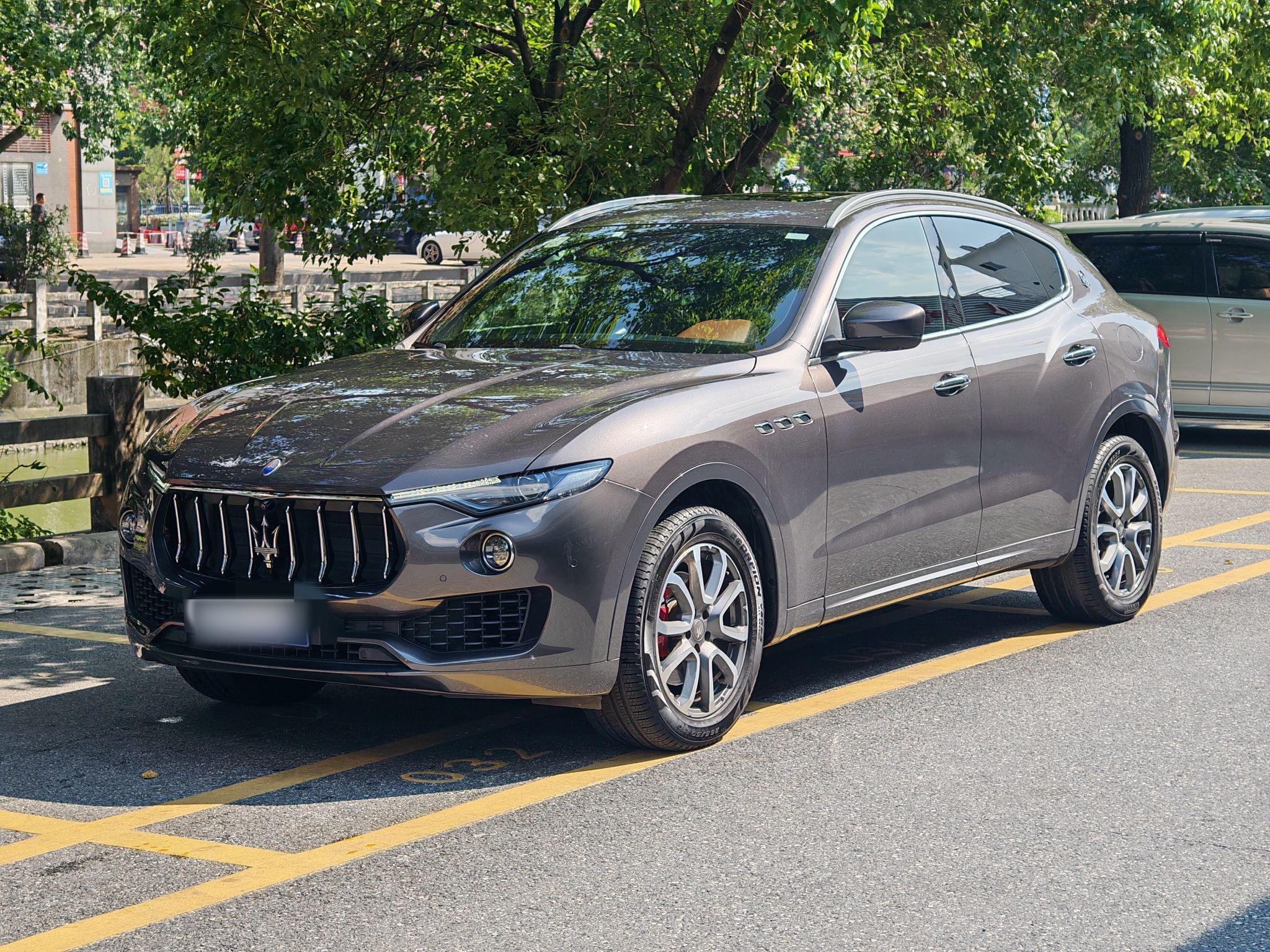 Под передней частью автомобиля