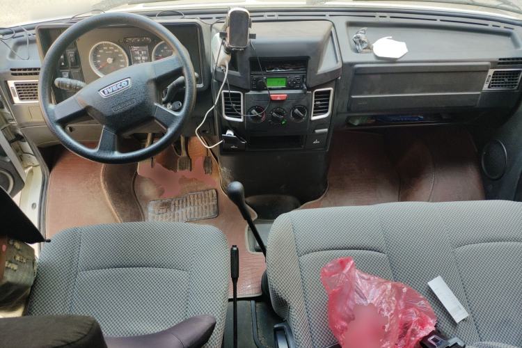 Used Iveco Daily 2021 2.5T A35 M1 Passenger Van 5-9 Seater Short Wheelbase Mid-Roof Design Dual Tires Side Sliding Door Center Console