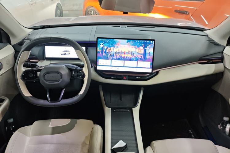 Used Lynk & Co 06 EM-P 2023 EM-P 126 Long-Range Halo Center Console