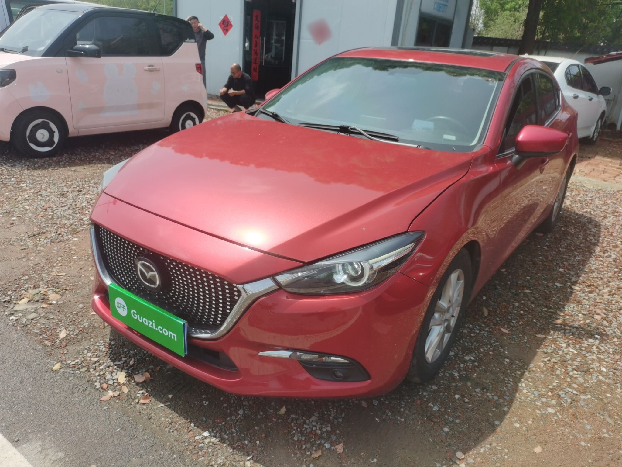 Под передней частью автомобиля