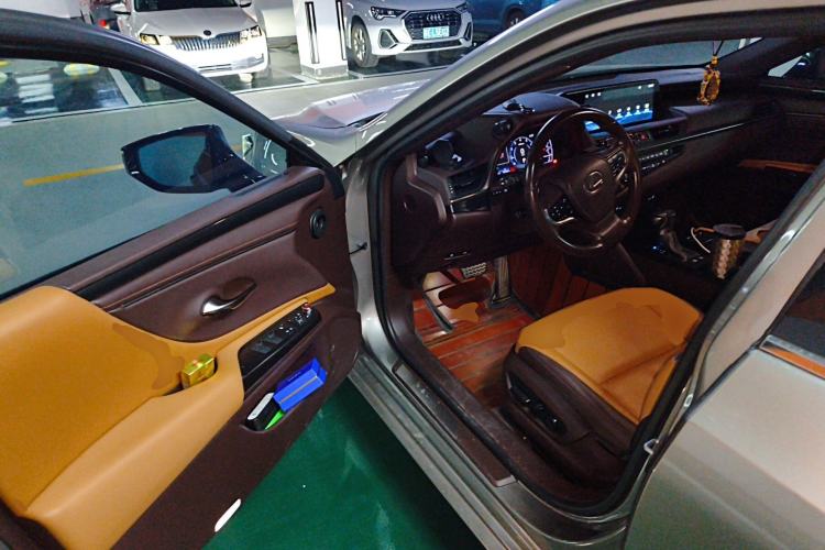 Used Lexus ES 2018 200 Excellence Edition China V Standard Driver Seat