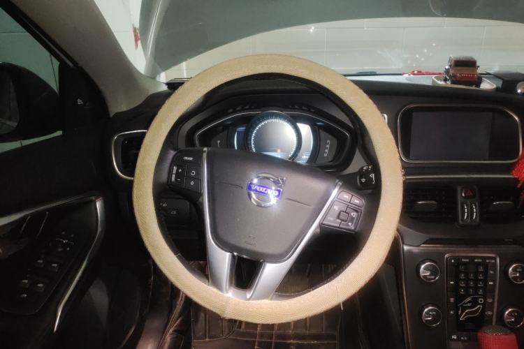 Used Volvo V40 2014 2.0T Zhiya Edition Steering Wheel