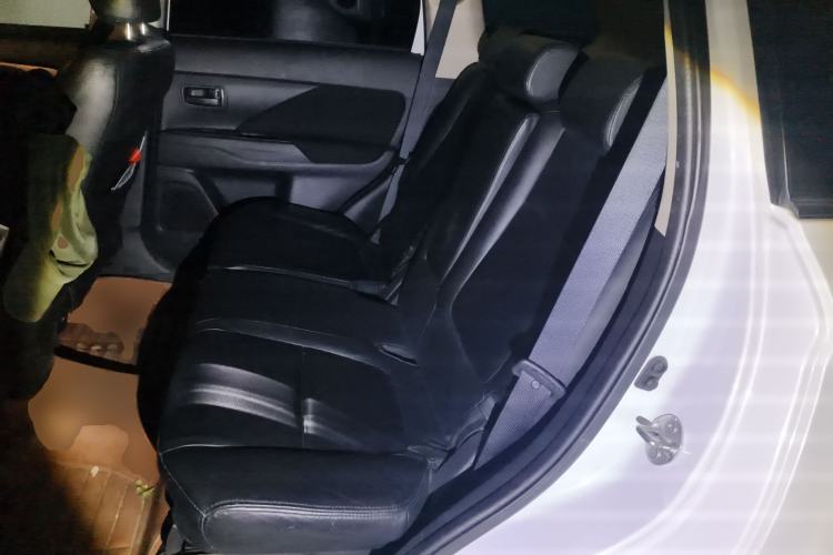 Used Mitsubishi Outlander 2013 2.0L Two-Wheel Drive Sport Navigation Version 5 Seats