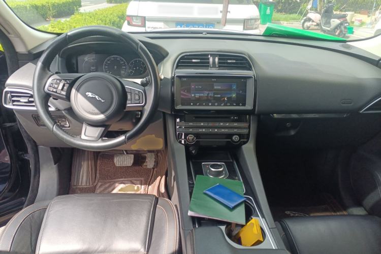 Used Jaguar F-PACE 2016 2.0T Two-Wheel-Drive R-Sport Sport Edition Center Console