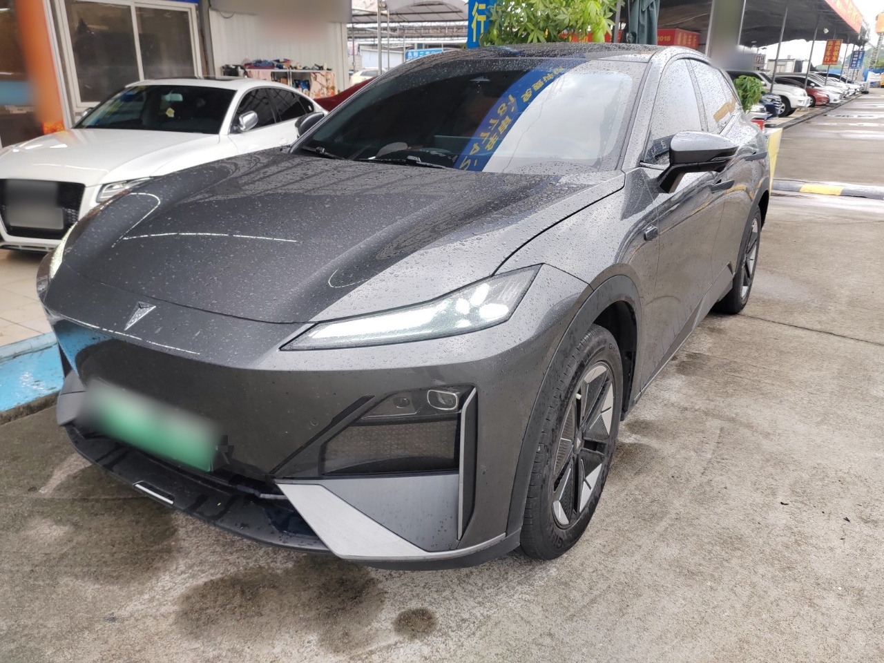 تحت مقدمة السيارة