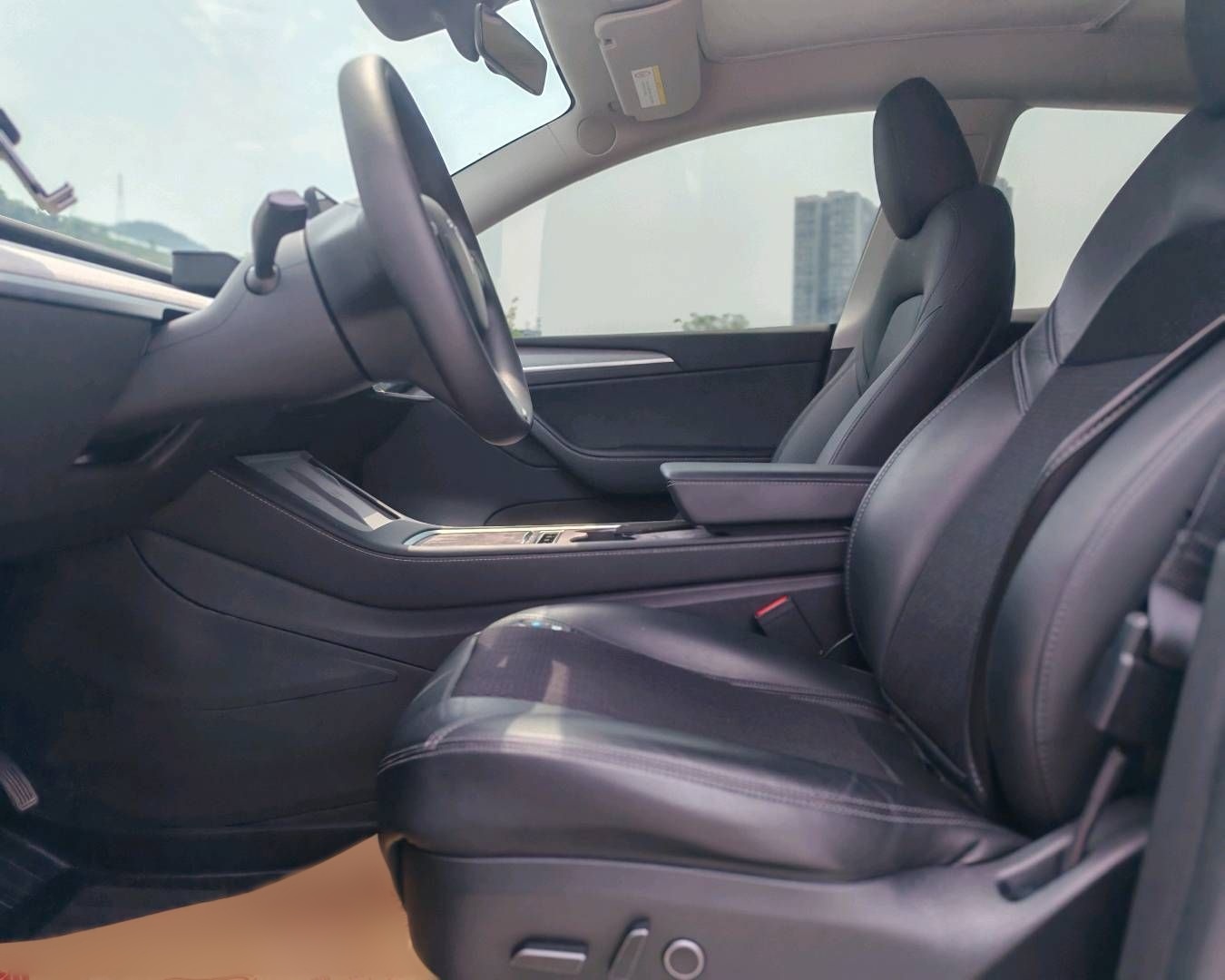 المقاعد الأمامية داخل السيارة