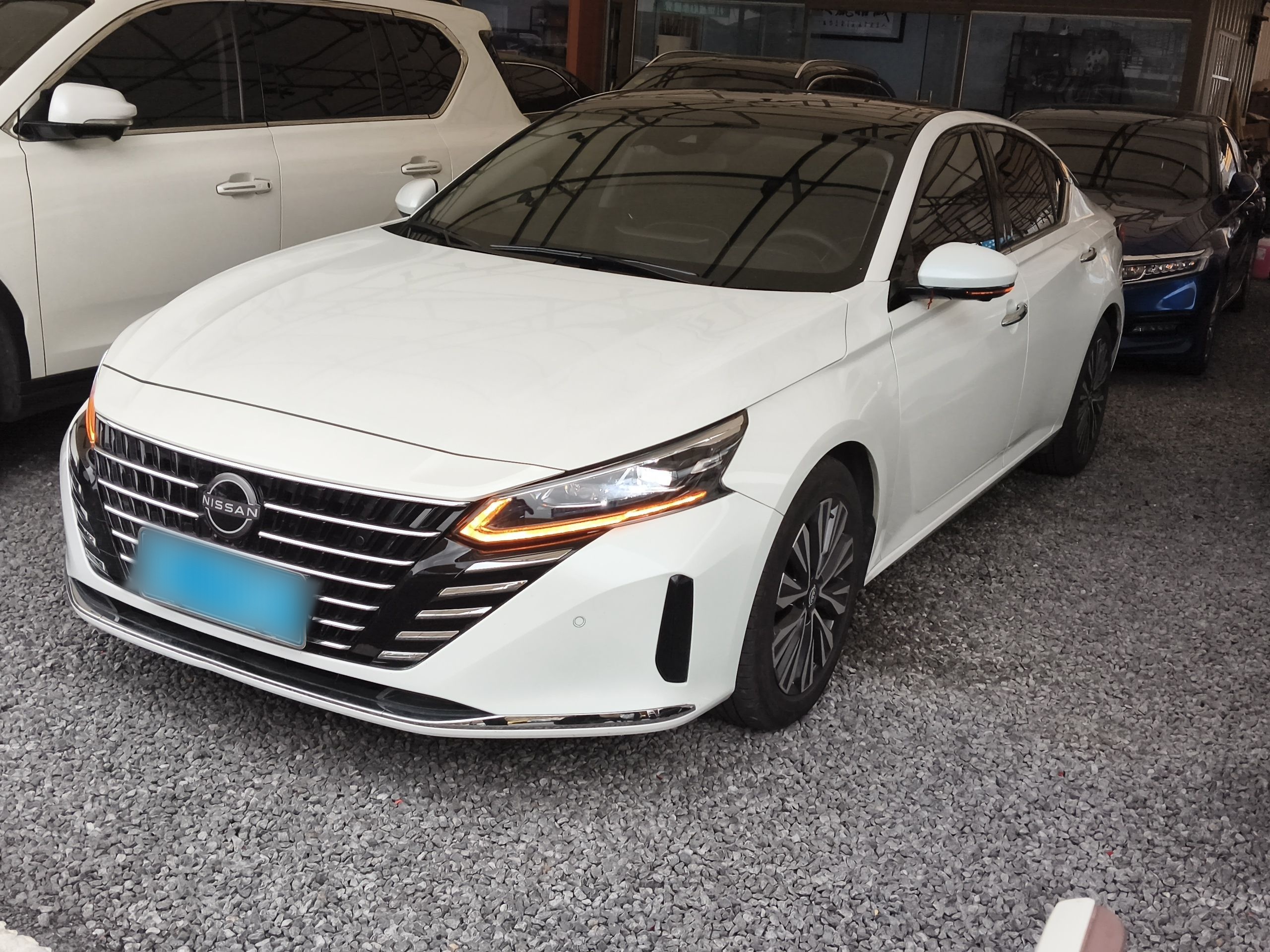 تحت مقدمة السيارة