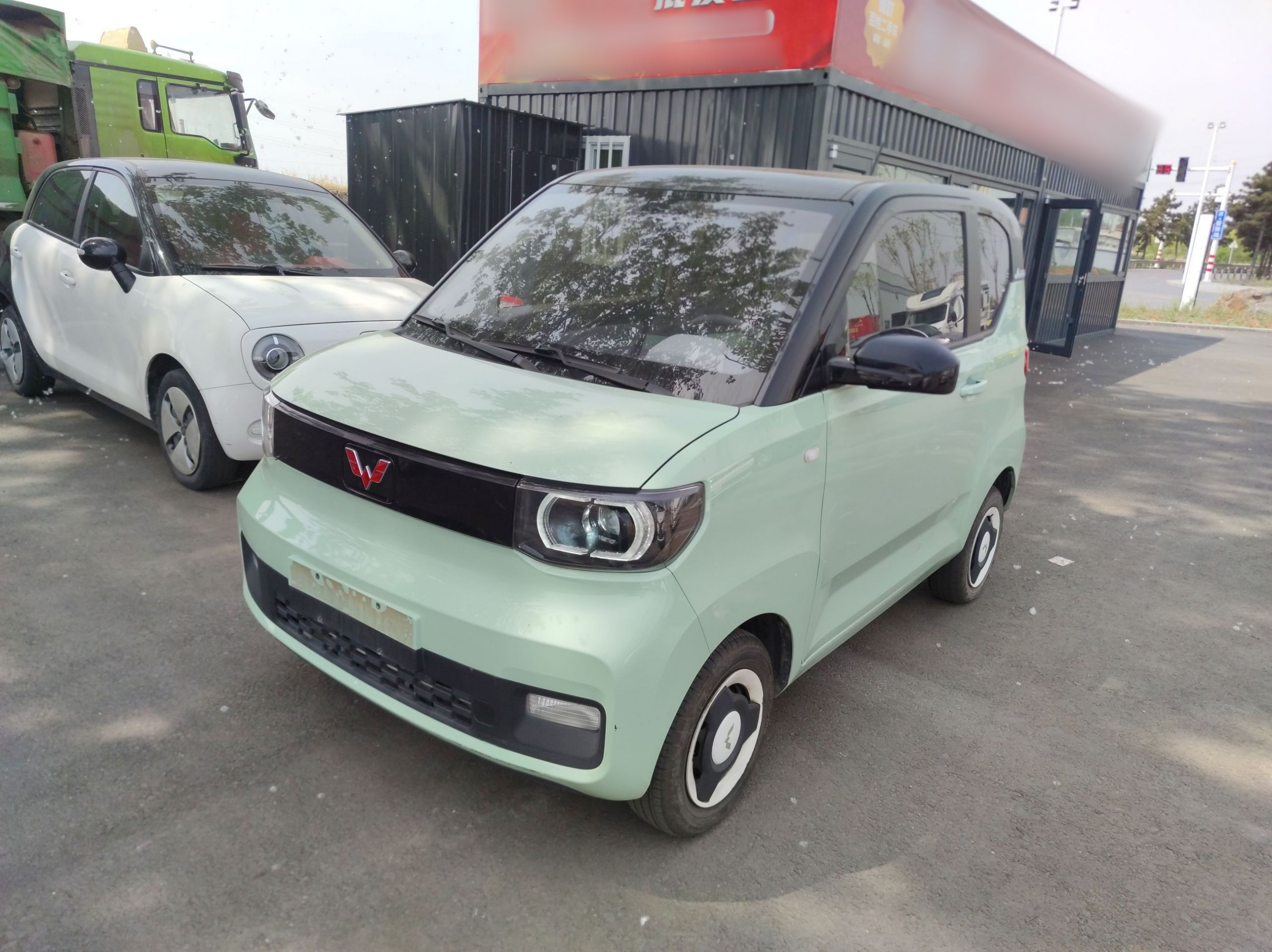 Под передней частью автомобиля