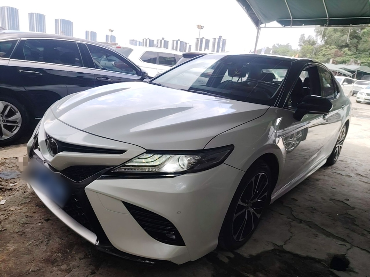 Под передней частью автомобиля
