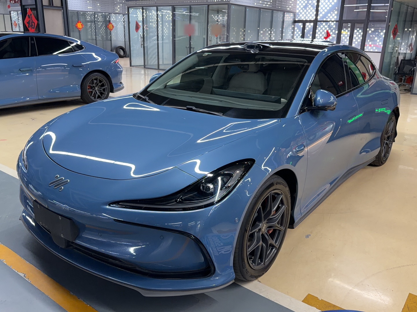 تحت مقدمة السيارة