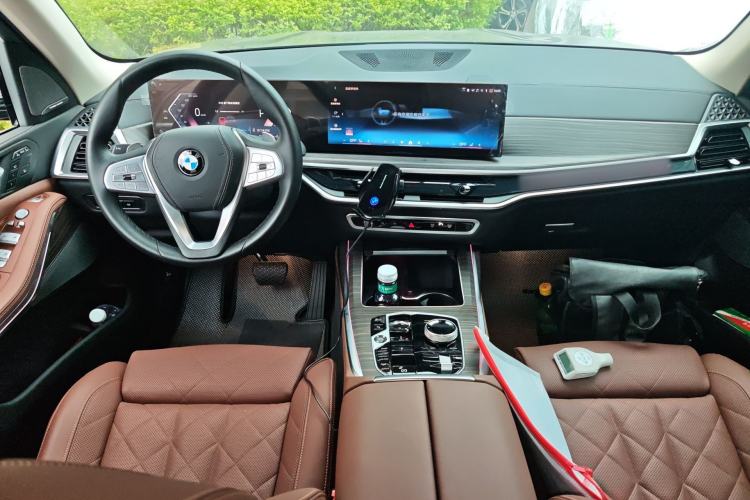 Used BMW X7 2023 xDrive40i Luxury Package with Leading Features Center Console