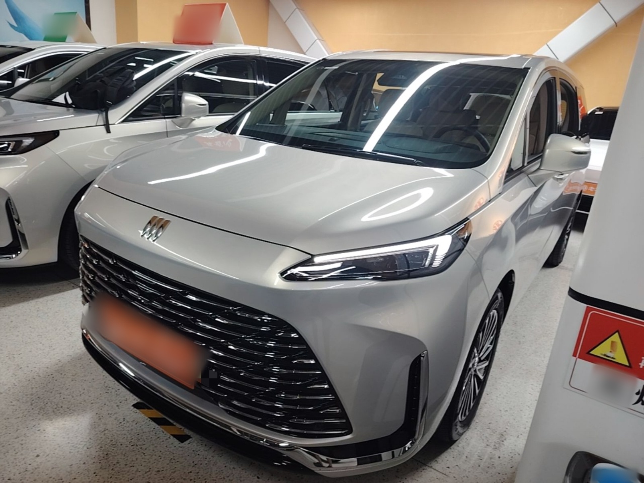 Под передней частью автомобиля
