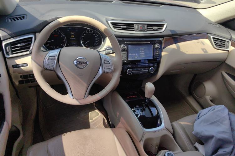 Used Nissan X-Trail 2014 2.5L CVT Ultimate Edition 4WD Center Console