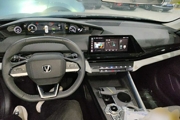 Used CHANGAN UNI-V iDD 2023 ZhiDian iDD 1.5T 113km Smart & Fun Version Center Console