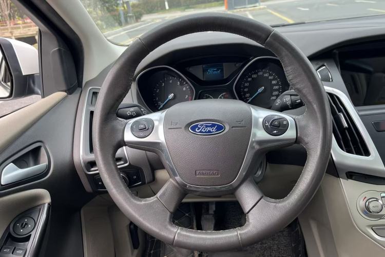 Used Ford Focus 2012 Sedan 1.6L Manual Fashion Edition
