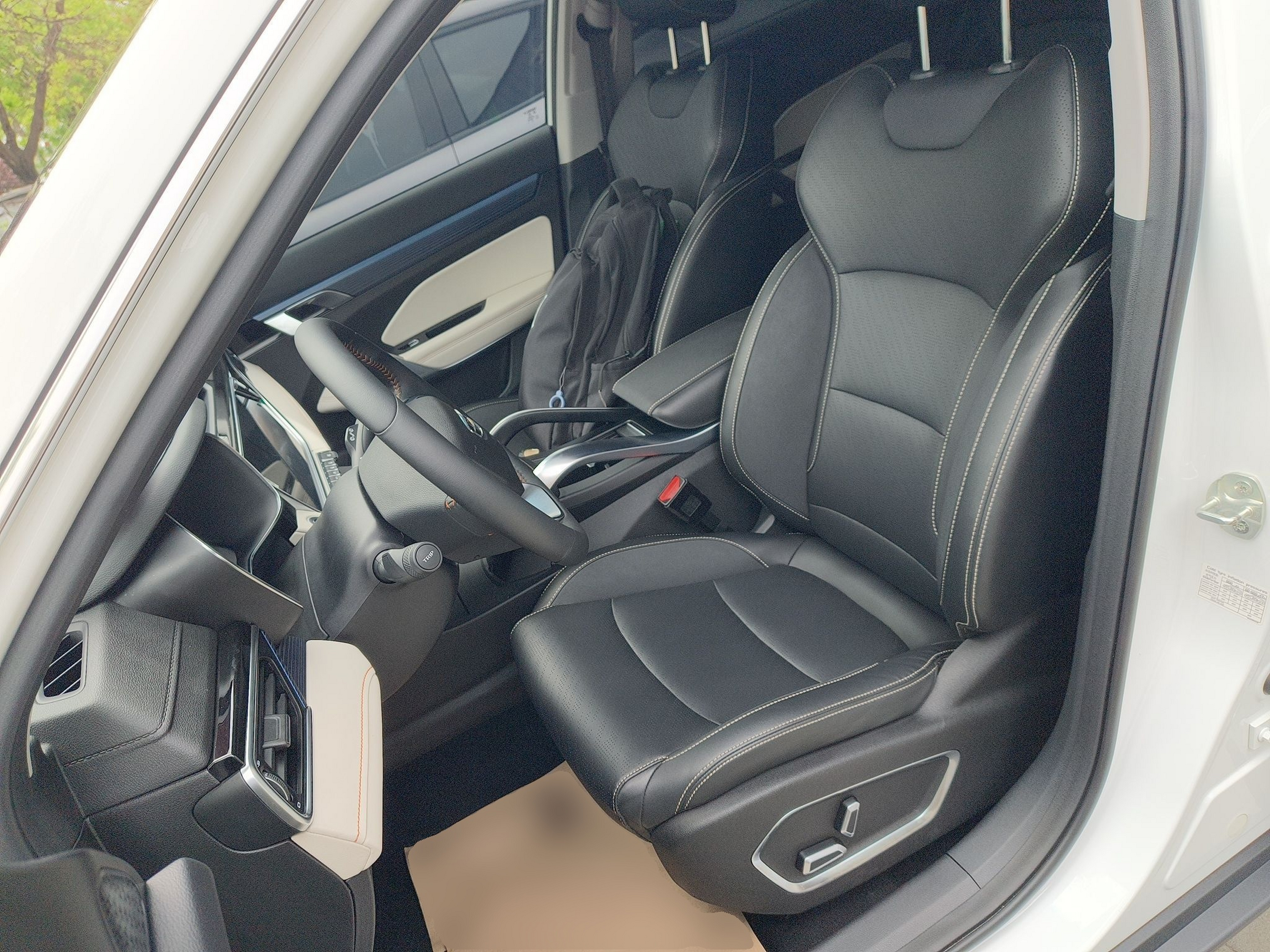 المقاعد الأمامية داخل السيارة