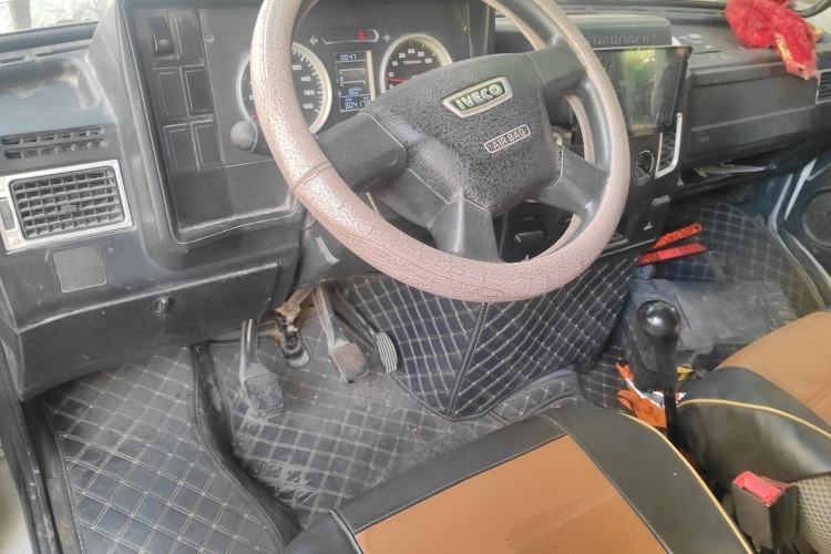 Used Iveco Daily 2017 2.5T A35 Passenger Van 5-7 Seats Model 47Z5 Center Console