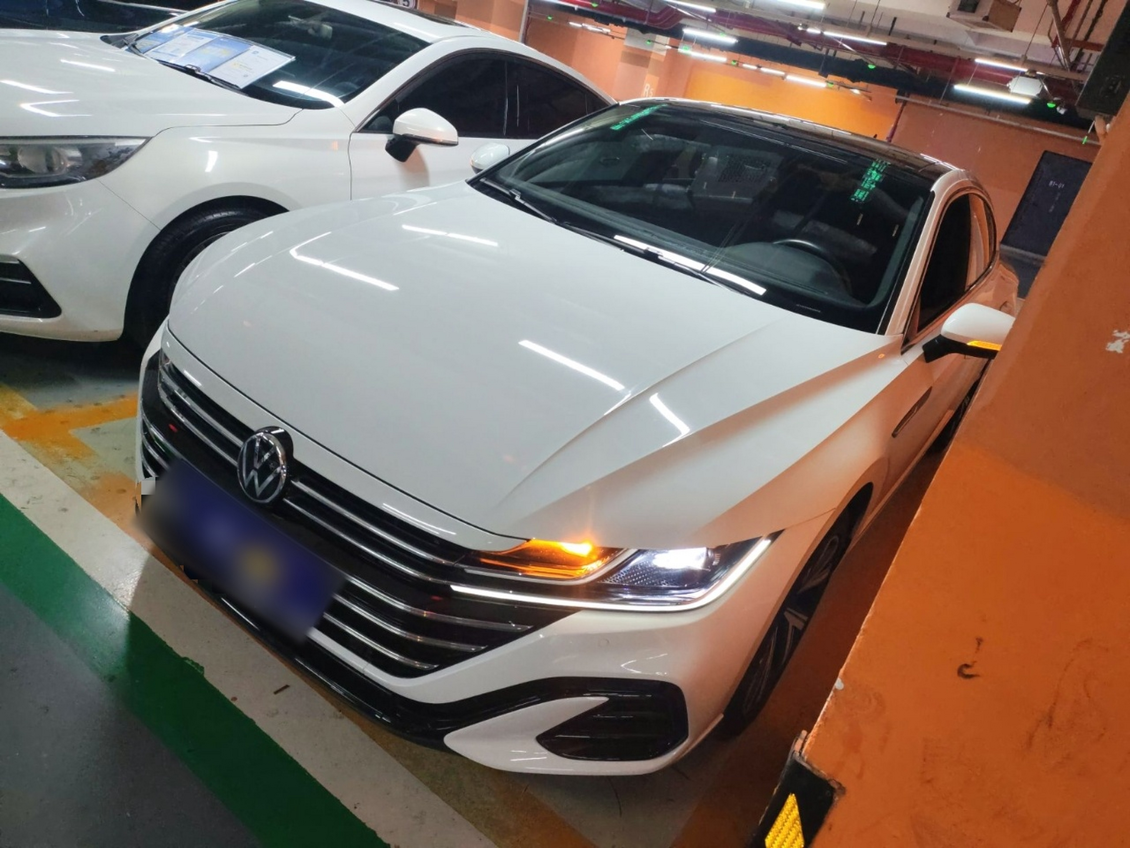 تحت مقدمة السيارة