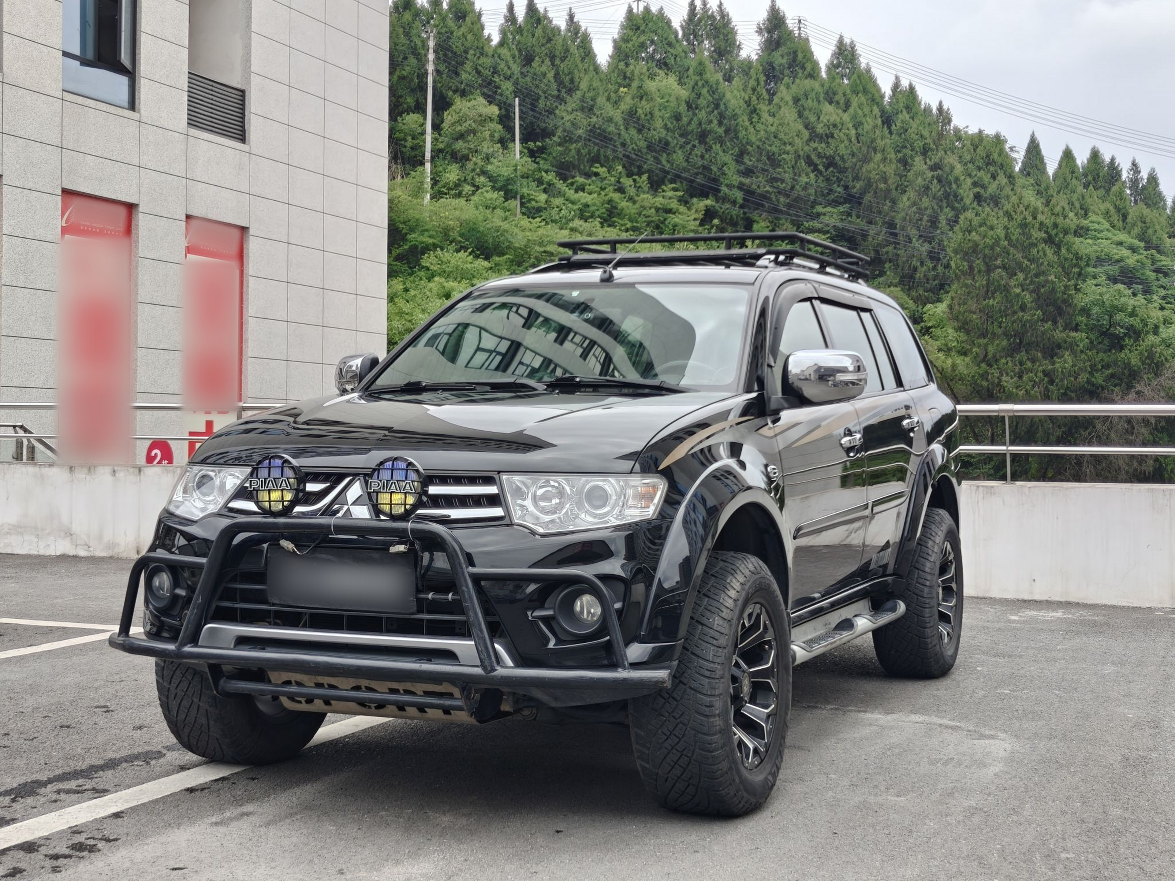 Под передней частью автомобиля