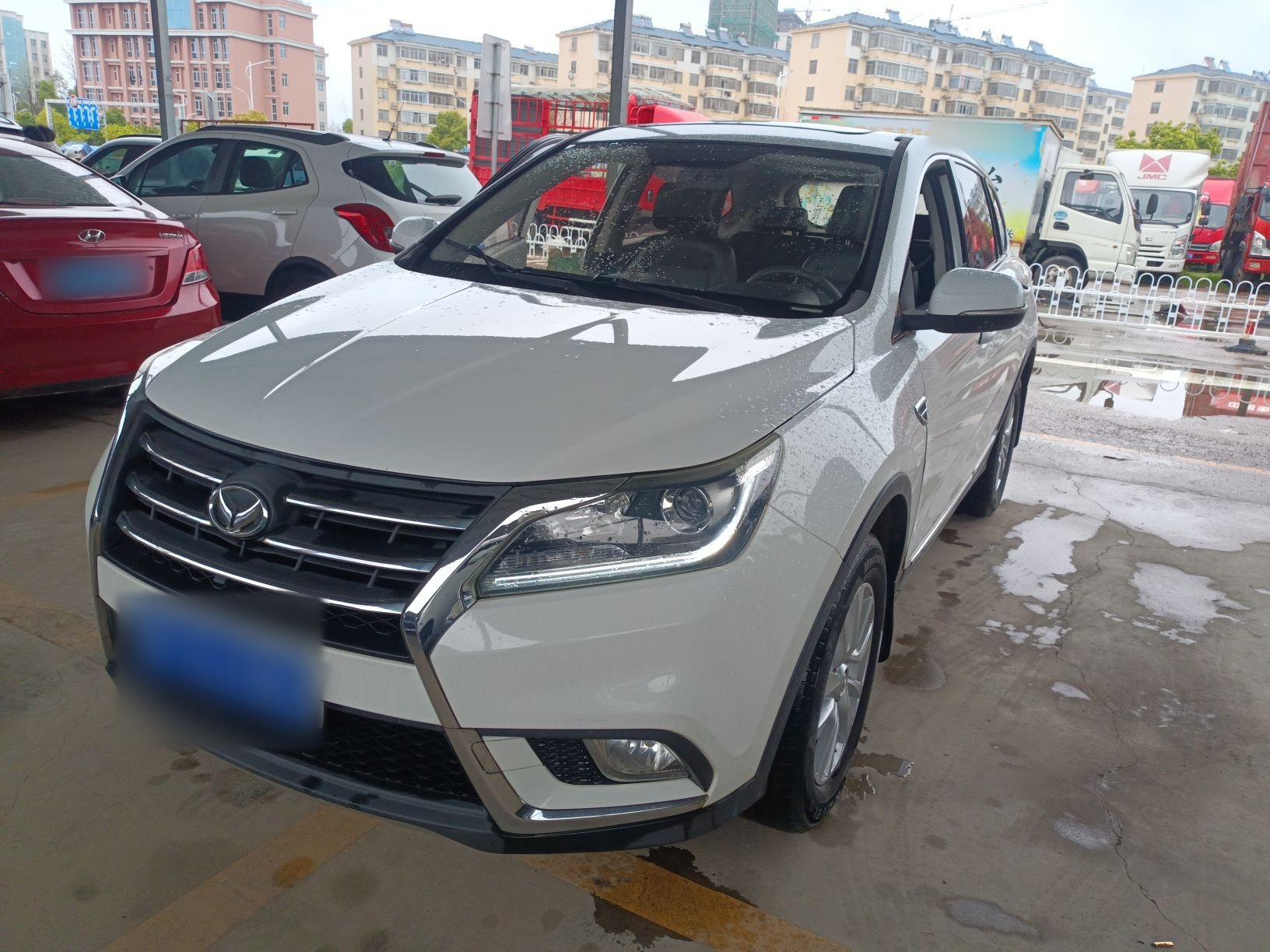 Под передней частью автомобиля