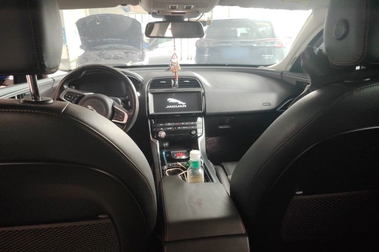 Used Jaguar XEL 2019 2.0T 200 PS Deluxe Edition Center Console