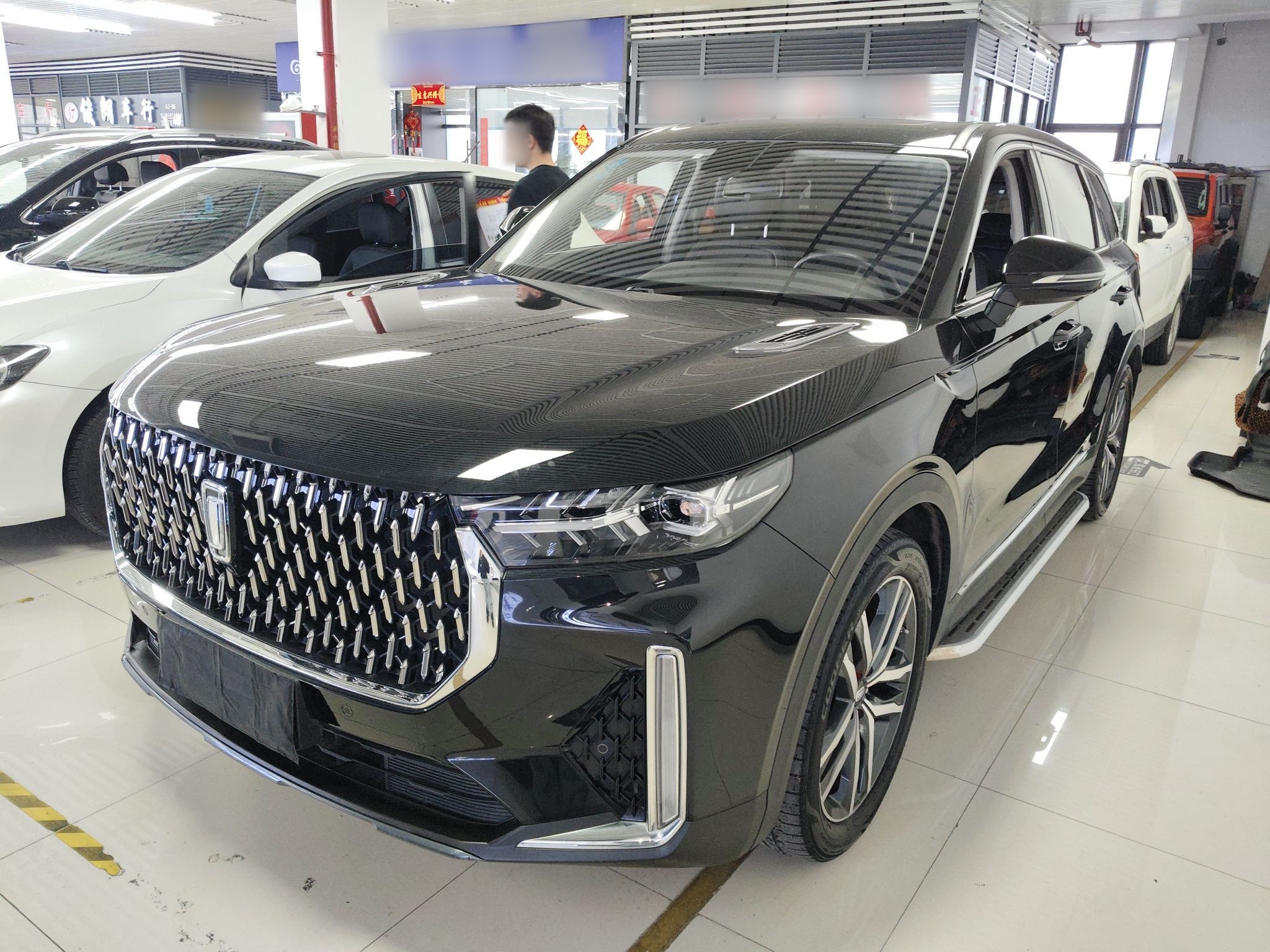 تحت مقدمة السيارة