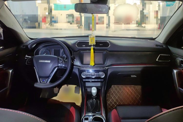 Used Haval H2 2017 Blue Label 1.5T Manual Two-Wheel Drive Luxury Model Center Console