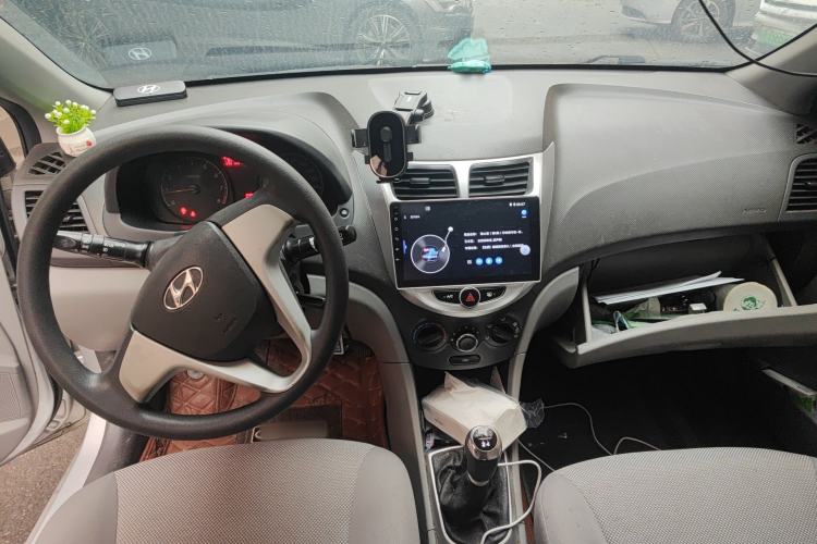 Used Hyundai Verna (older generation) 2010 Sedan 1.4L Manual Standard GL Model Center Console