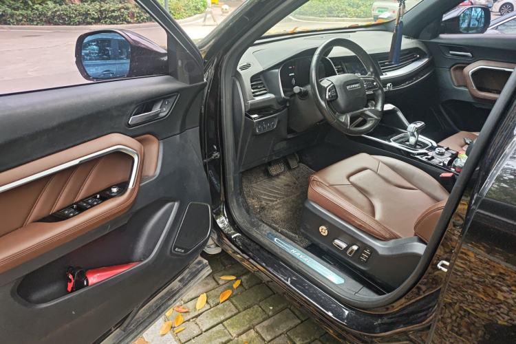 Used Haval H6 2017 Red Label 2.0T Automatic Two-Wheel Drive ZhiShang Model Driver Seat