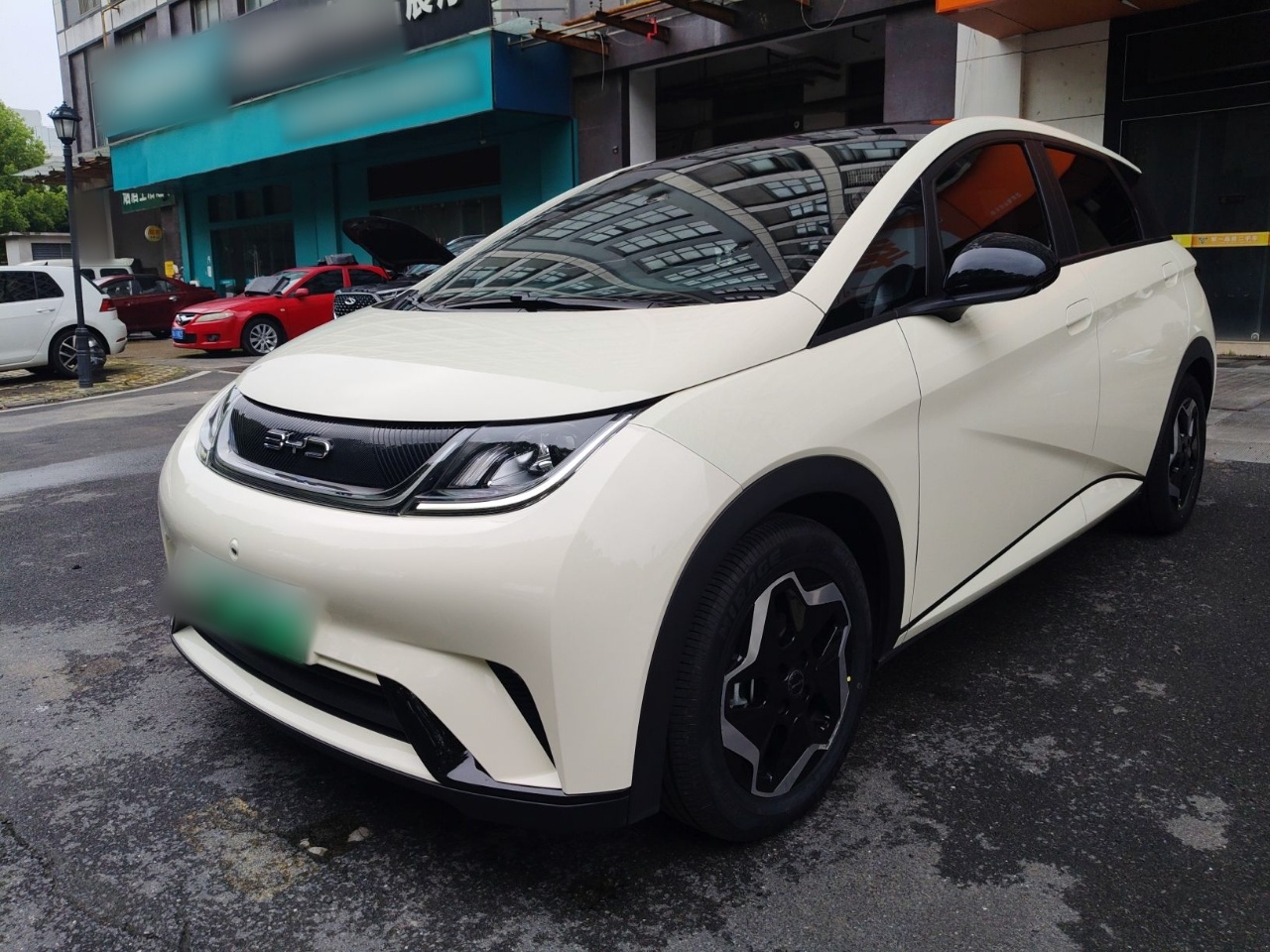 Под передней частью автомобиля