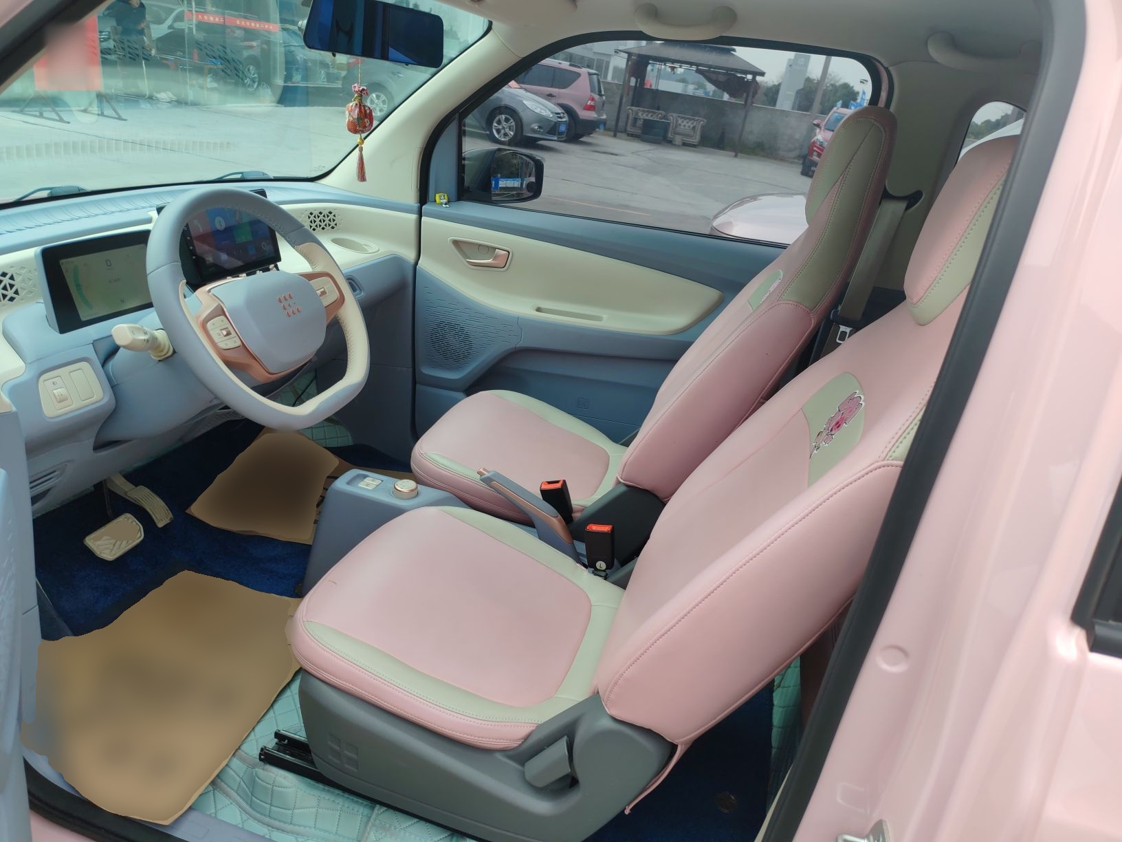 المقاعد الأمامية داخل السيارة