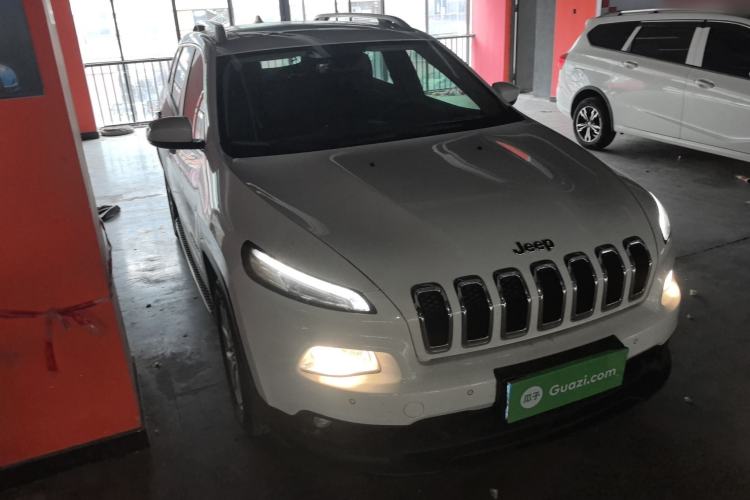 Used Jeep Cherokee 2016 2.4L Leading Edition Front Right 45 Deg