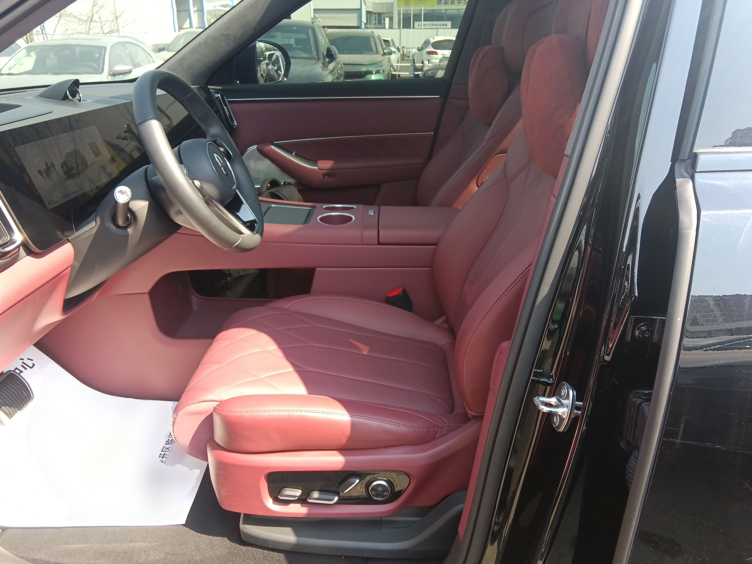 المقاعد الأمامية داخل السيارة