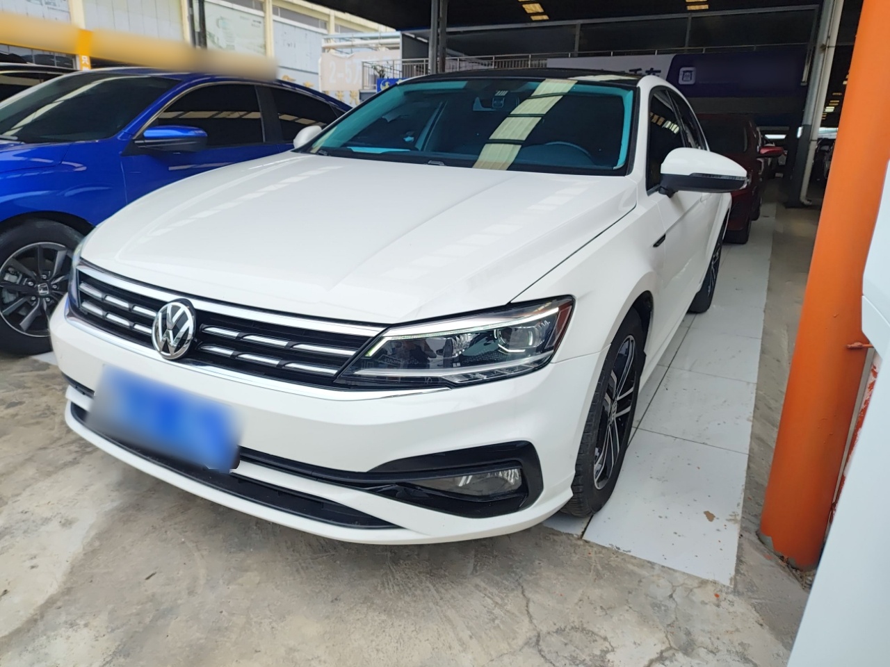 Под передней частью автомобиля