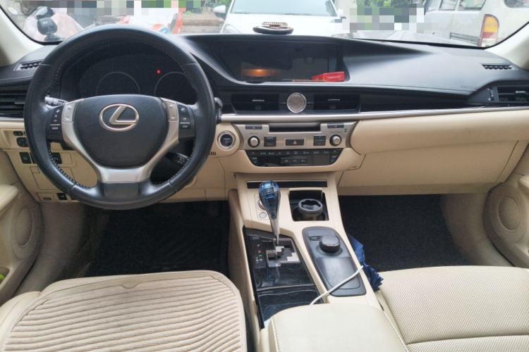 Used Lexus ES 2014 300h Elite Edition Center Console