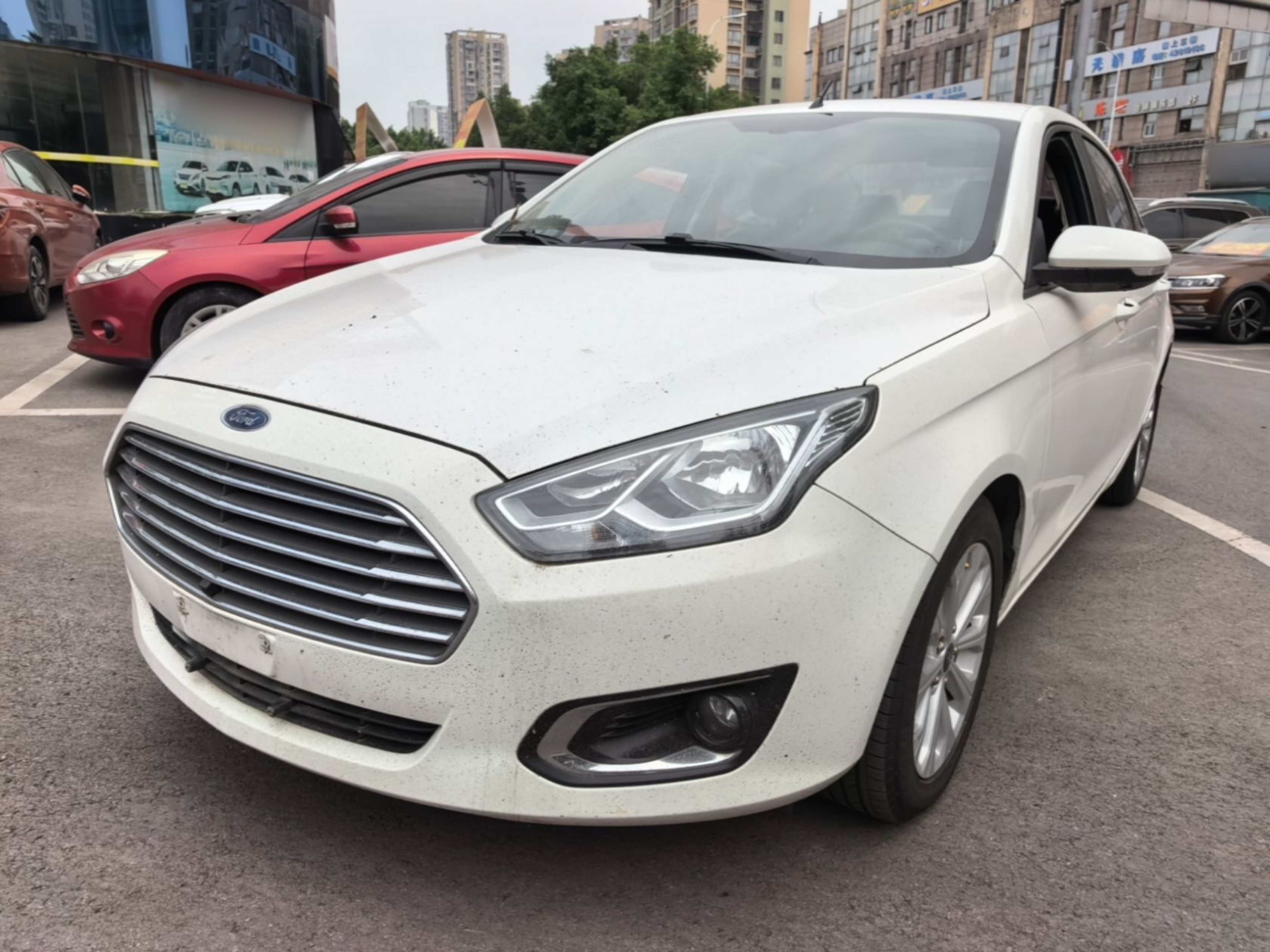 Под передней частью автомобиля