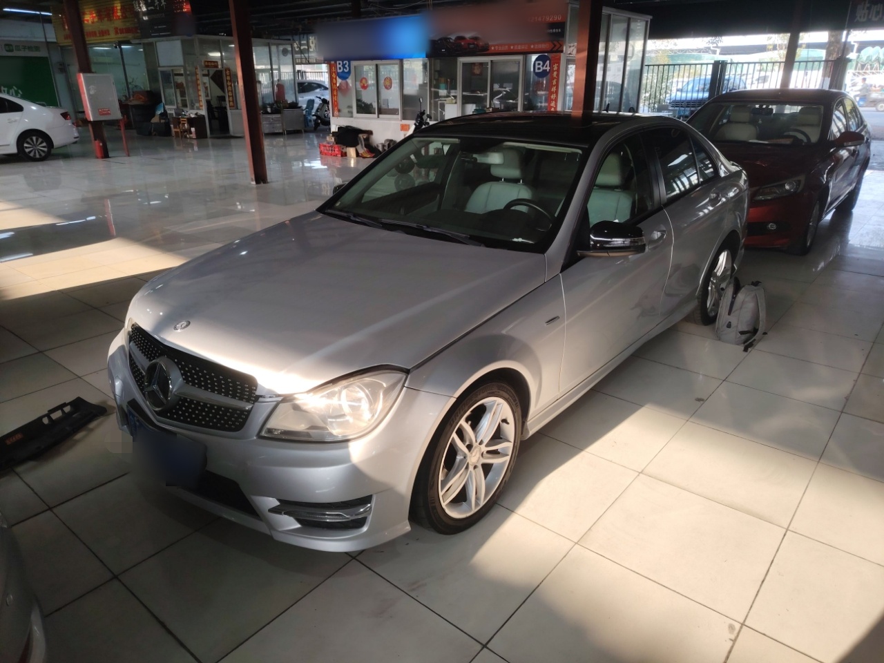 تحت مقدمة السيارة