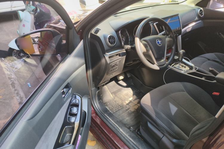 Used Venucia T70 2016 2.0L CVT Smart Choice Edition
