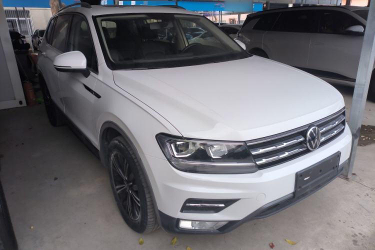 Used Volkswagen Tiguan L 2021 330TSI Automatic Two-Wheel Drive Smart Edition Front Right 45 Deg