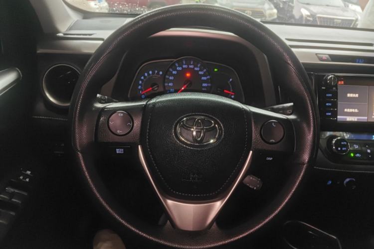 Used Toyota RAV4 2016 2.0L CVT Two-Wheel Drive Fashion Edition China V Standard
