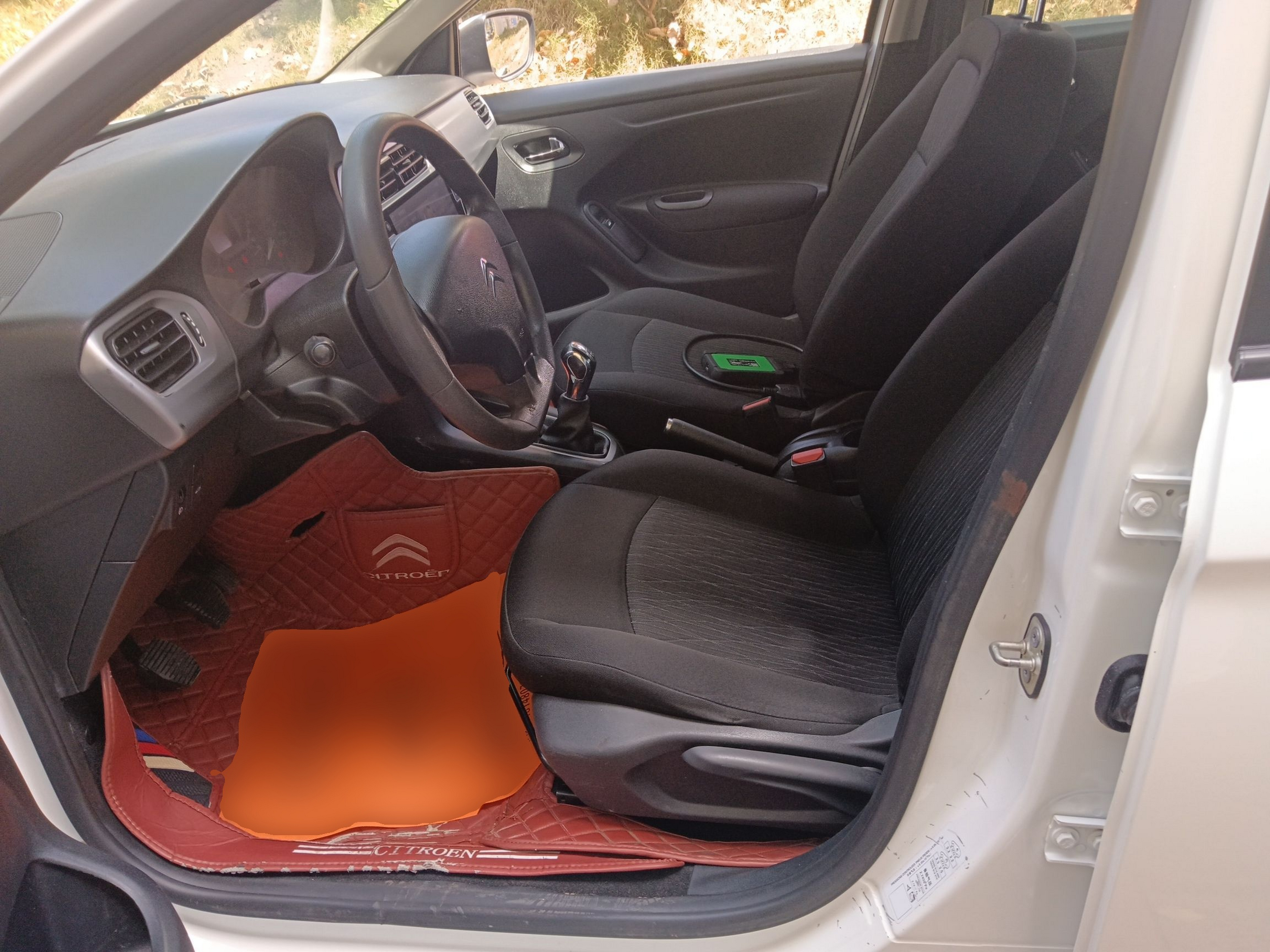 المقاعد الأمامية داخل السيارة